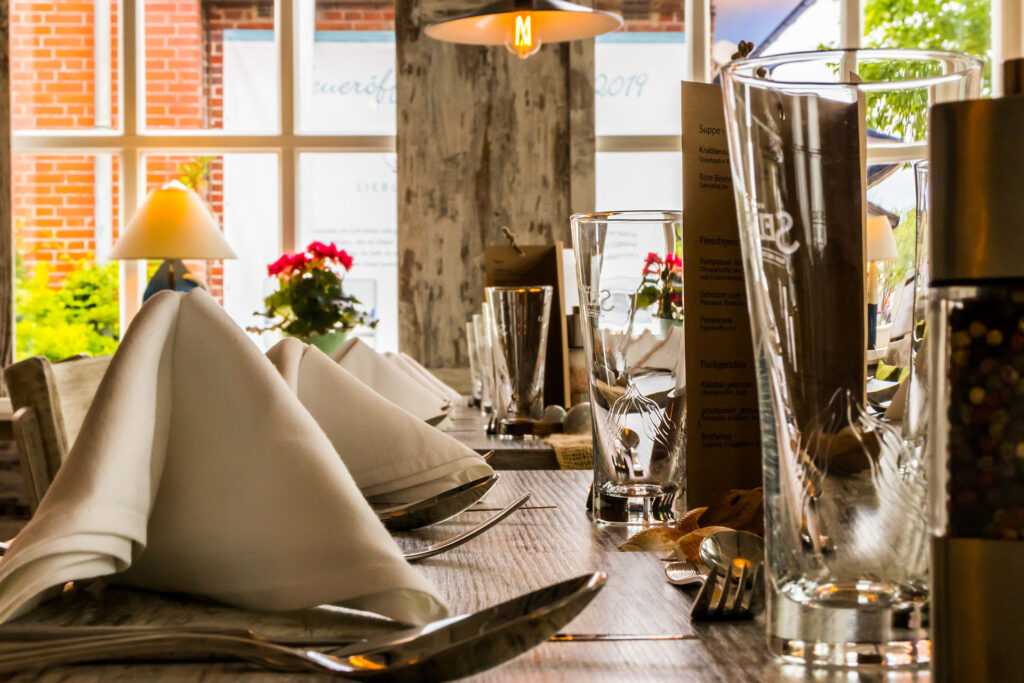 empty-table-in-a-restaurant-during-lunchtime-2024-12-05-16-07-15-utc
